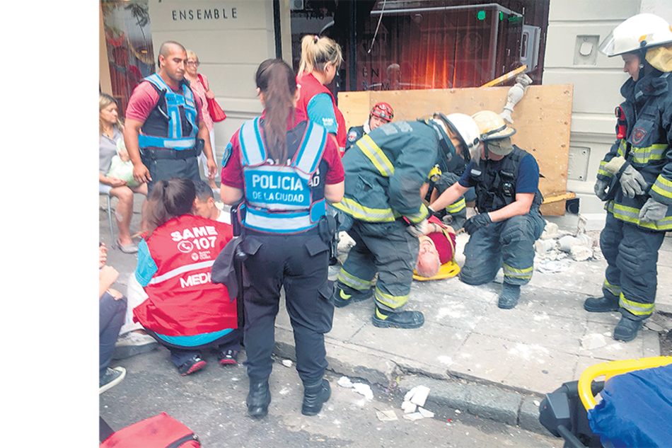 Los bomberos trabajando en el área alrededor del edificio de Guido al 1700.
