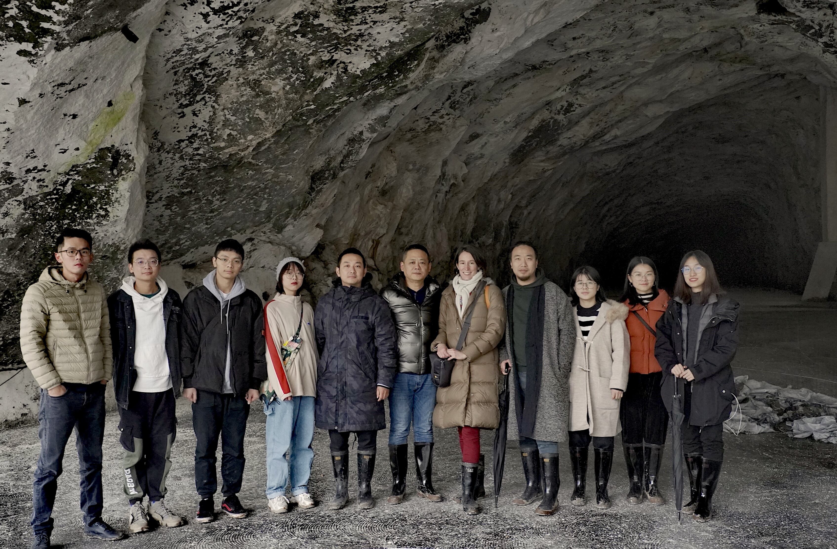 Cecilia Ivanchevich y colaboradores ante la cueva en Dazhou, China. Foto 2: La artista y asistentes al comenzar la obra.