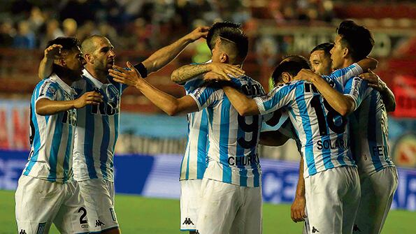 Todo Racing festeja el gol de Cristaldo, que abrió el camino al triunfo del puntero en La Paternal.