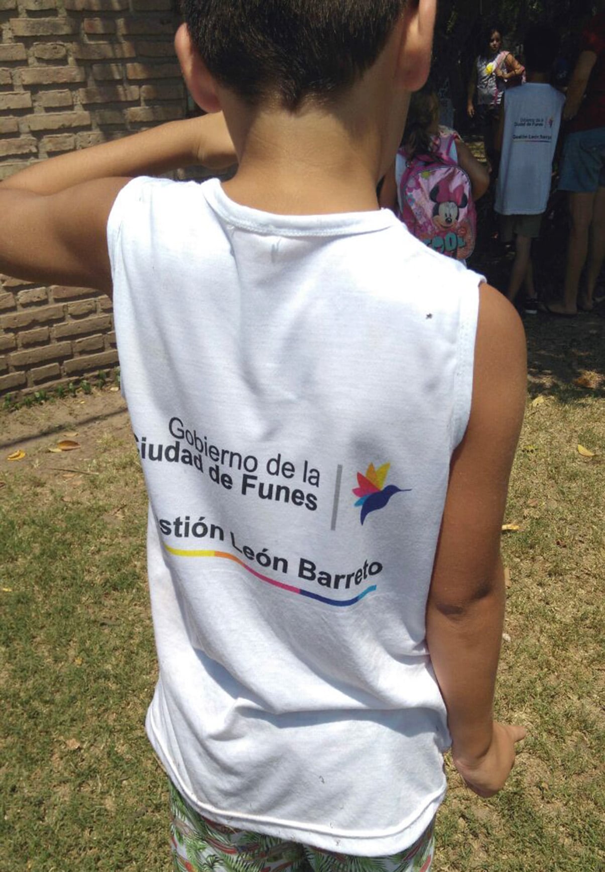 Las remeras que se repartieron en la colonia municipal.