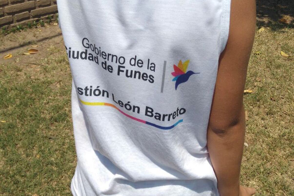 Las remeras que se repartieron en la colonia municipal.
