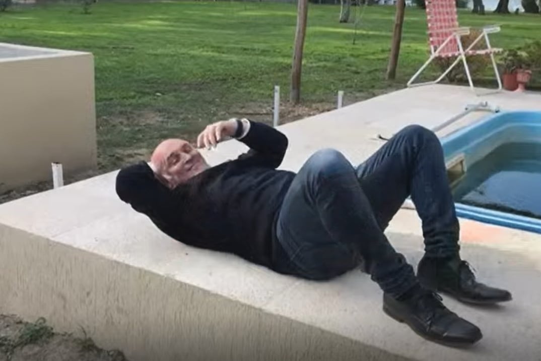 José Luis Esperte al borde una pileta en Viedma, era 2018 y el que lo filmó fue Fred Machado.