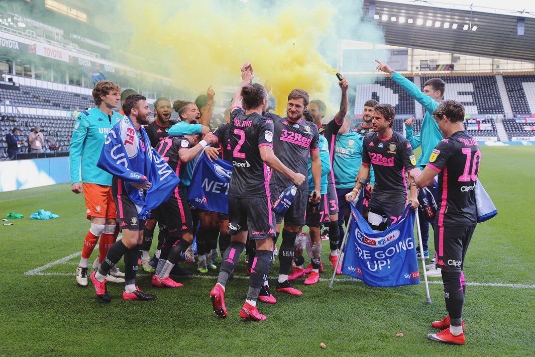 El festejo del Leeds en el césped de Pride Park, después del 3-1 ante el Derby.