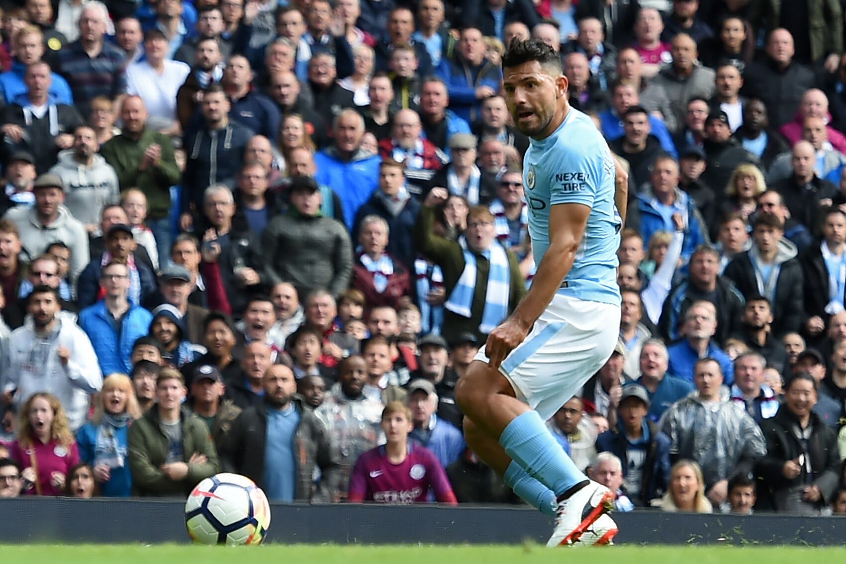 Agüero lleva seis años rompiendo redes en el fútbol inglés.