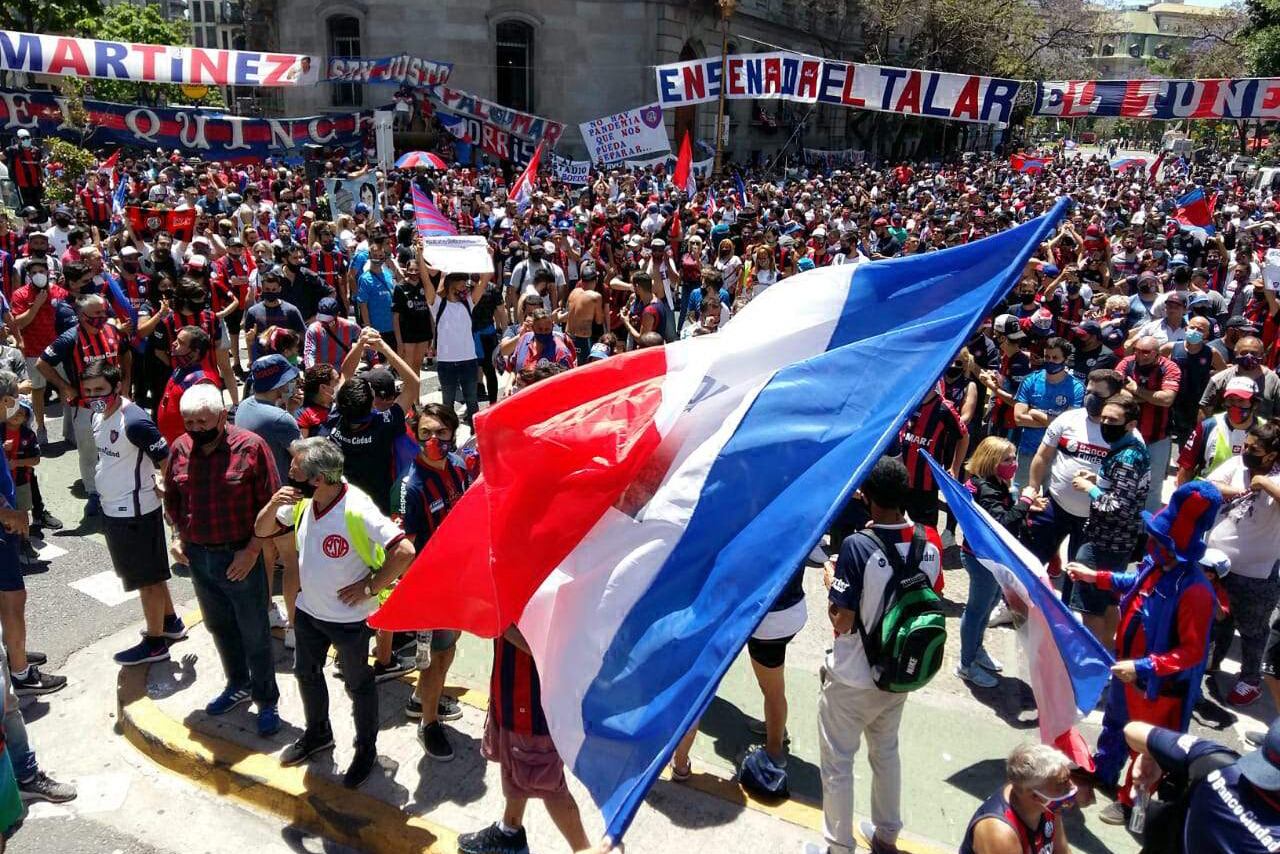 Miles de hinchas y socios de San Lorenzo, frente a la Legislatura Porteña.