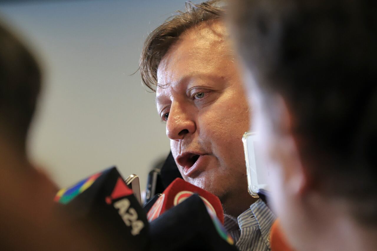 "Van a ser 55 horas del vuelo y vamos a estar arriba del avión prácticamente tres días. Y en muchos lados están afanando la carga: El desafío es doble: hacer el vuelo y que no nos confisquen los insumos" puede oírse en el audio.