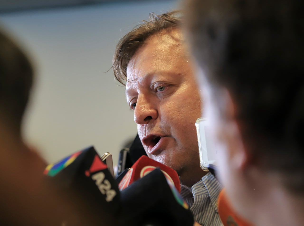 "Van a ser 55 horas del vuelo y vamos a estar arriba del avión prácticamente tres días. Y en muchos lados están afanando la carga: El desafío es doble: hacer el vuelo y que no nos confisquen los insumos" puede oírse en el audio.