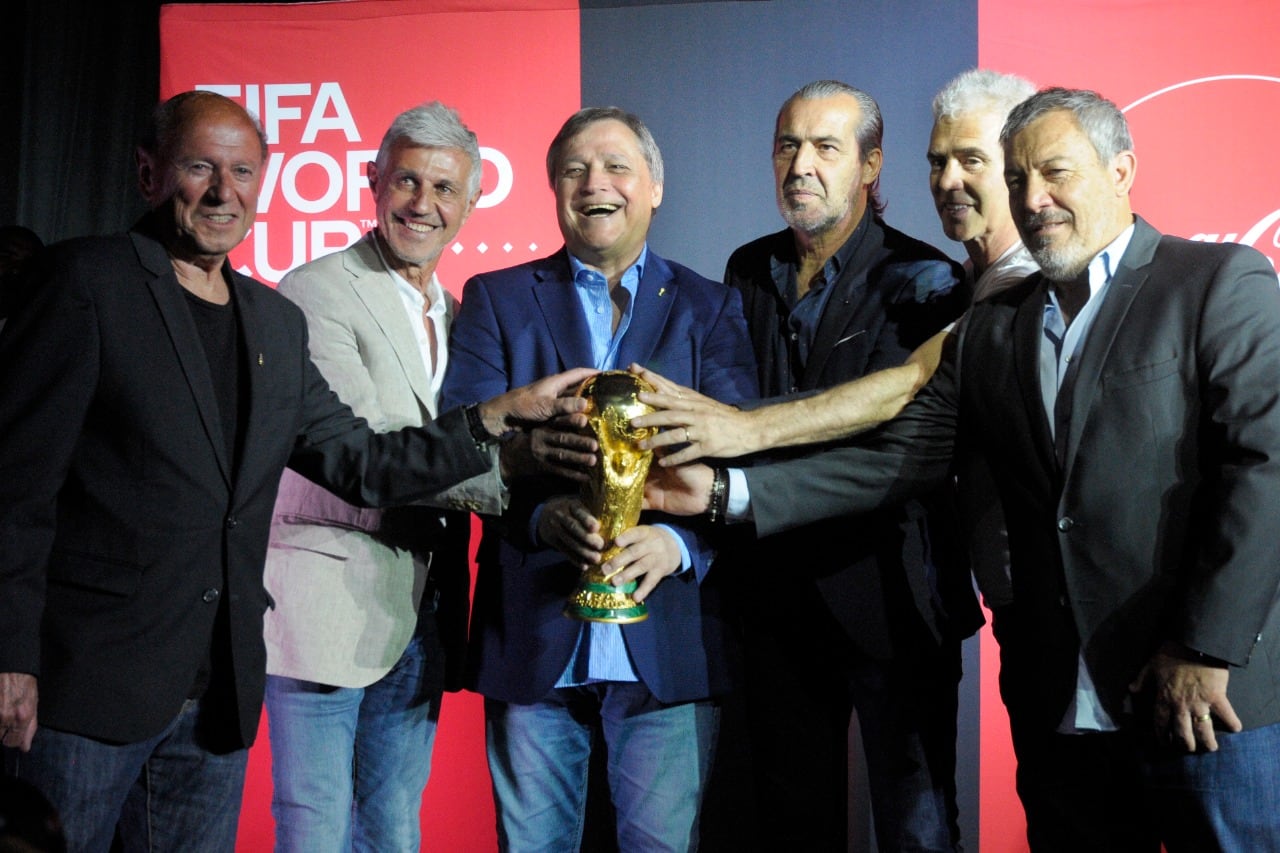 Omar Larrosa, Ricardo Giusti, Daniel Bertoni, Sergio Batista, Alberto Tarantini y Carlos Tapia con la Copa del Mundo 