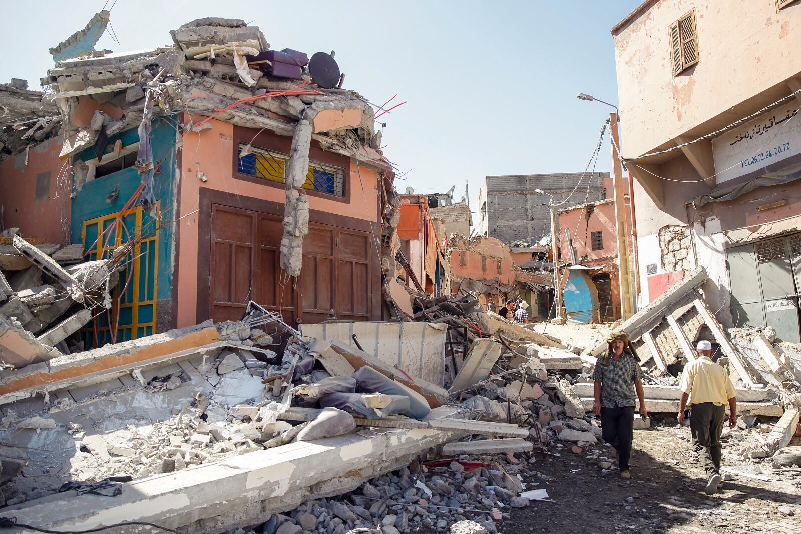 Las calles de Amizmiz, situada a unos 30 kilómetros del epicentro del terremoto, en las faldas del Atlas, llena de cascotes y escombros de edificios derruidos.