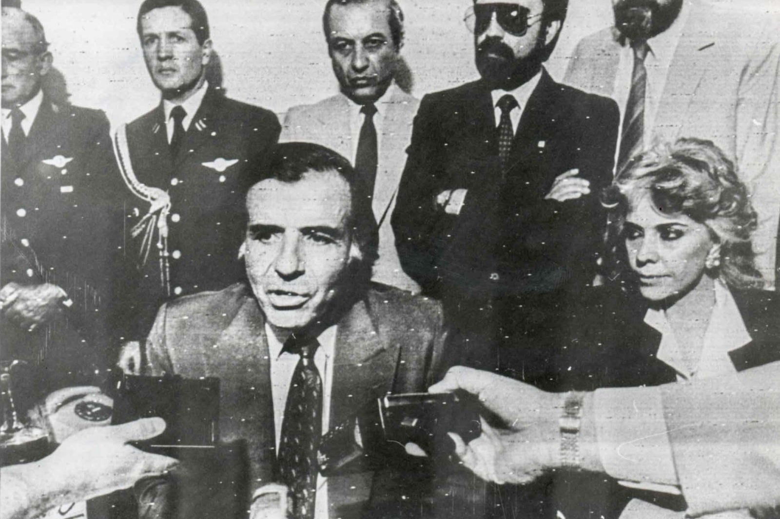 Acompañado por Zulema Yoma, Menem anuncia indultos el 7 de octubre de 1989.