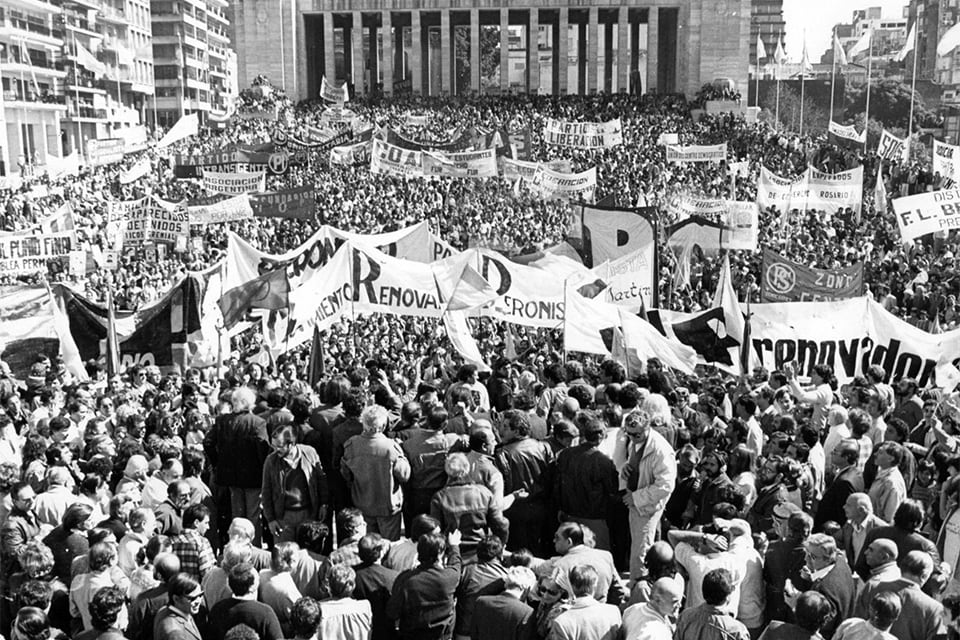 Movilización popular en el Monumento a la Bandera tras el levantamiento carapintada.