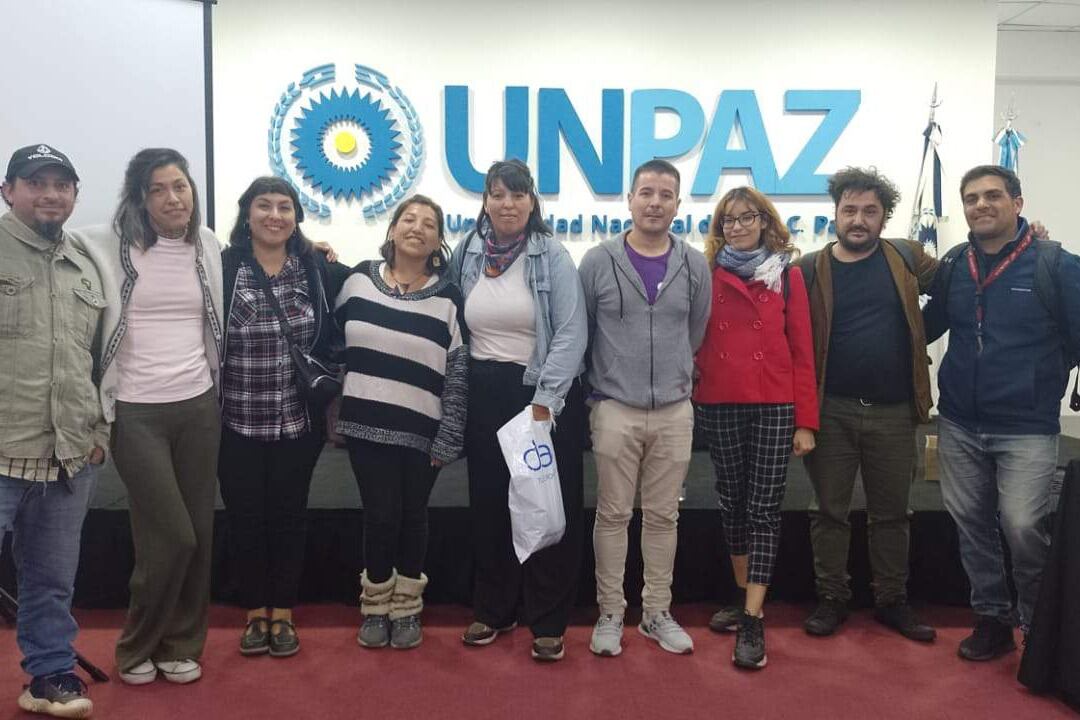 Sebastián Russo, de saco marrón, junto a estudiantes.