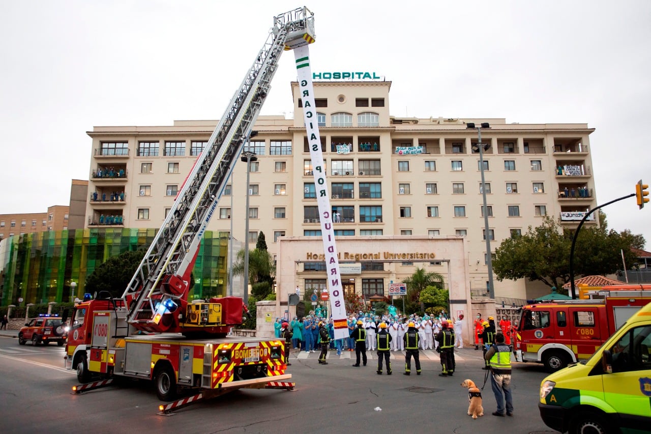 Los bomberos de Málaga colgaron un cartel en el hospital local agradeciendo a los médicos.