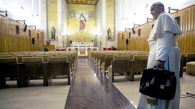 El Papa, valija en mano, tras volver al Vaticano de un retiro espiritual de cinco días de las afueras de Roma esta semana.