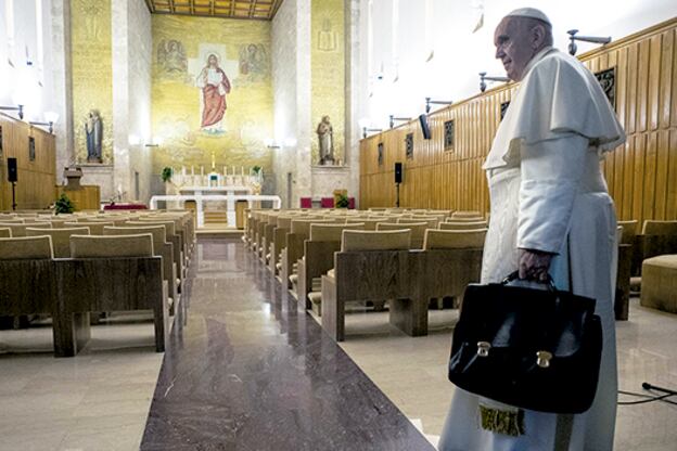 El Papa, valija en mano, tras volver al Vaticano de un retiro espiritual de cinco días de las afueras de Roma esta semana.