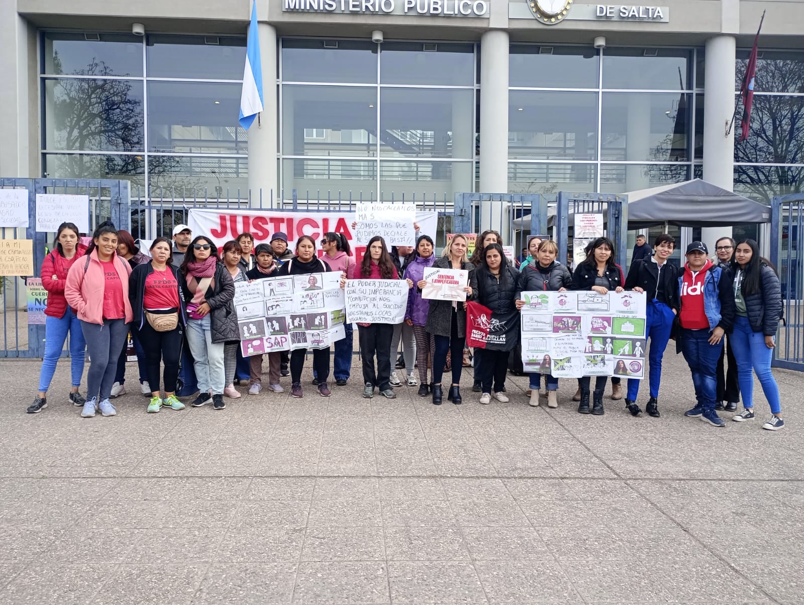 Manifestación afuera de la ciudad judicial