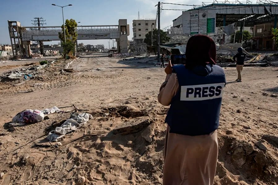 Periodistas retratan cadáveres y destrucción en la Franja de Gaza. 