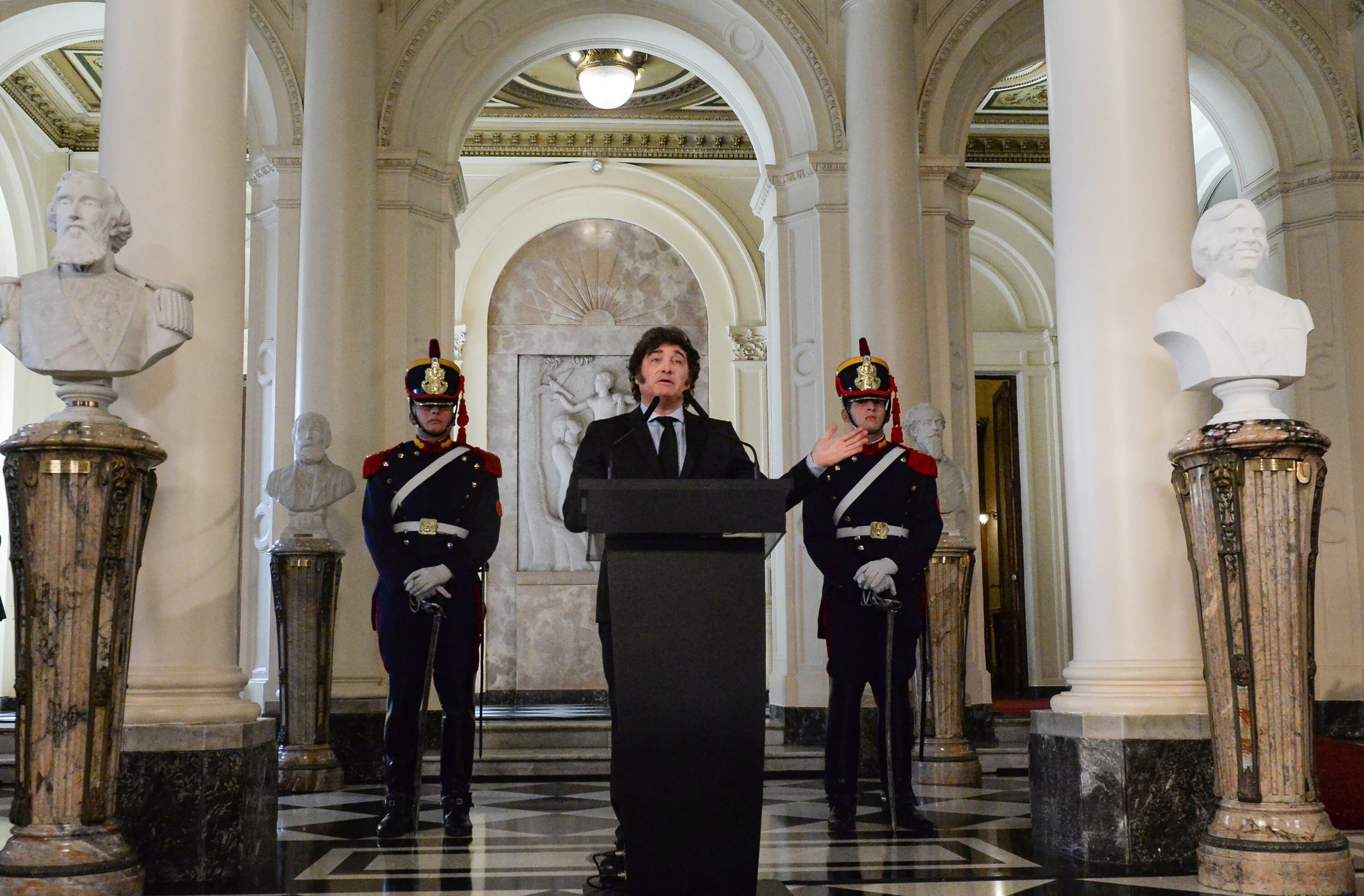 Javier Milei presentando el busto de Carlos Menem en Casa Rosada