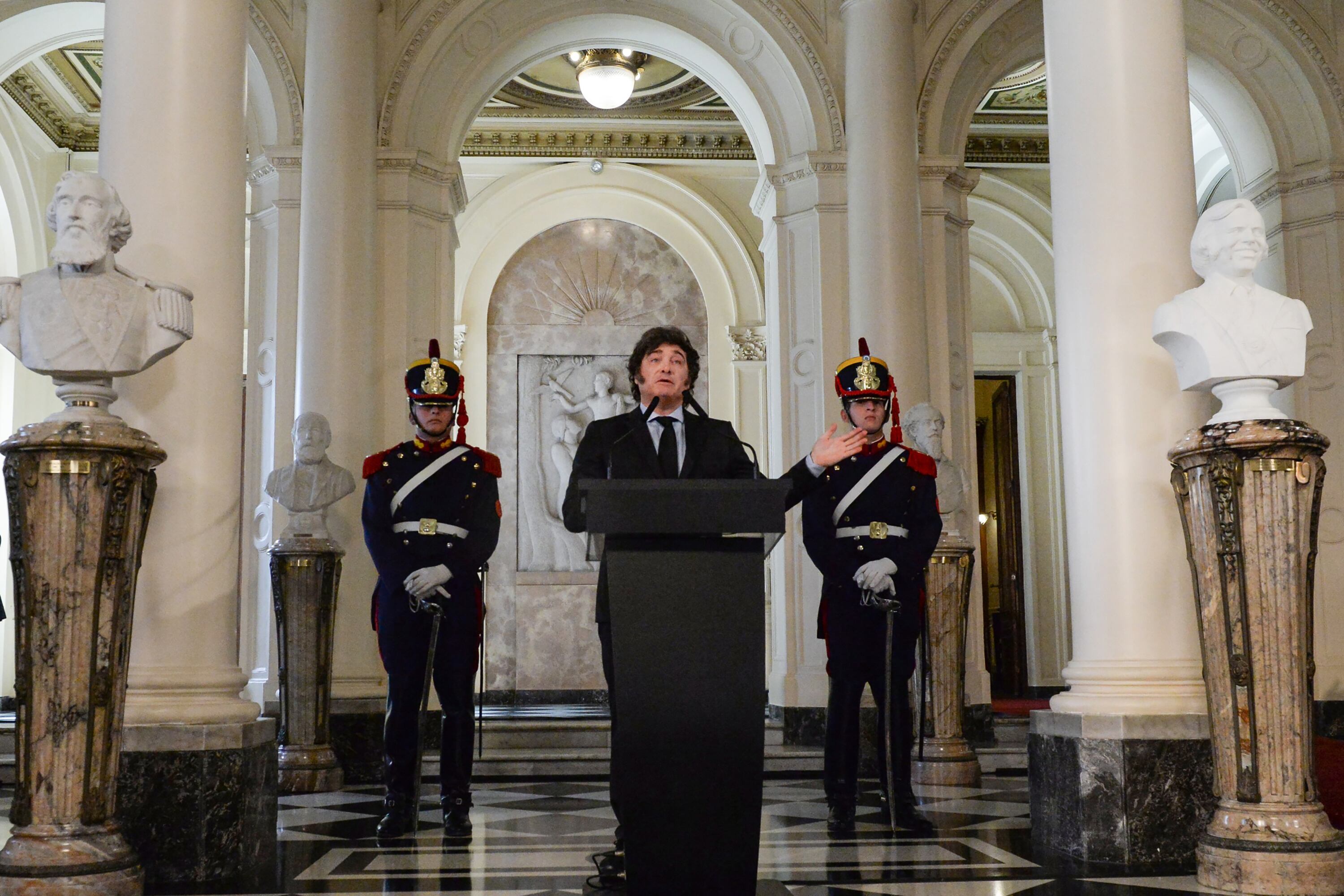 Javier Milei presentando el busto de Carlos Menem en Casa Rosada