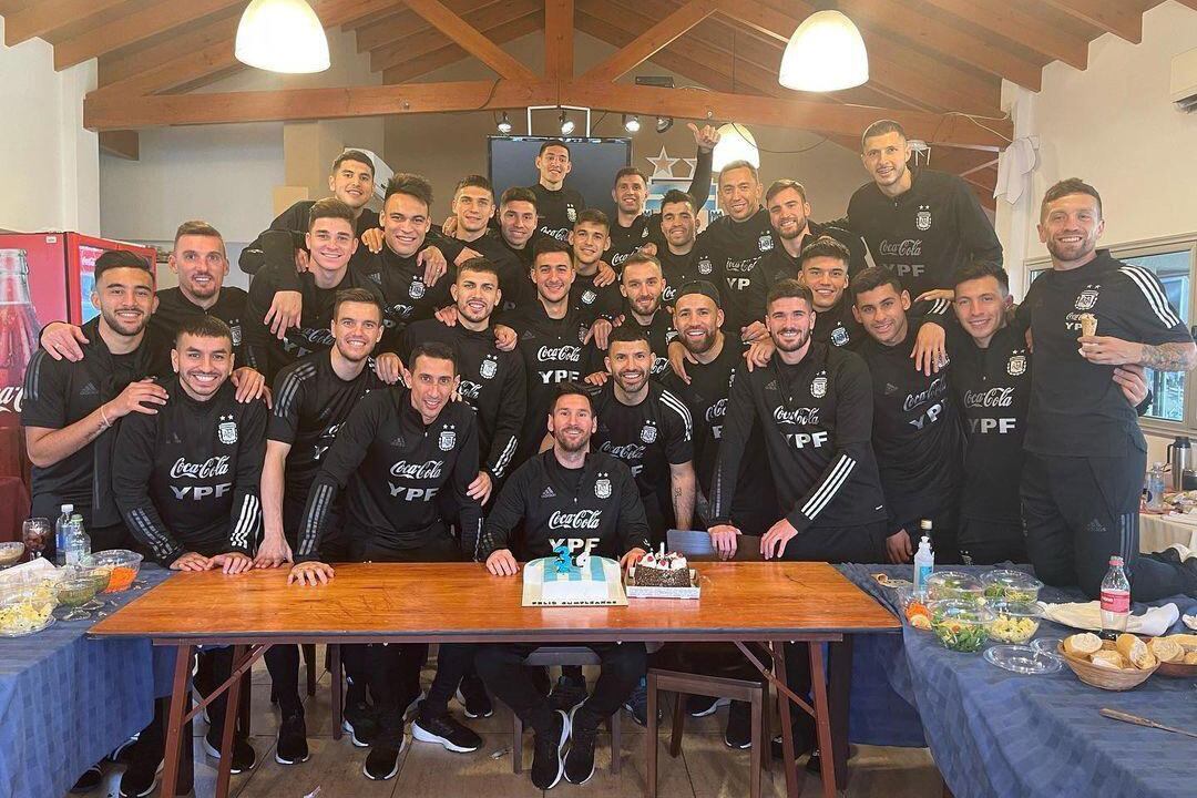 Messi y el bidón de agua bendita que le regalaron sus compañeros.