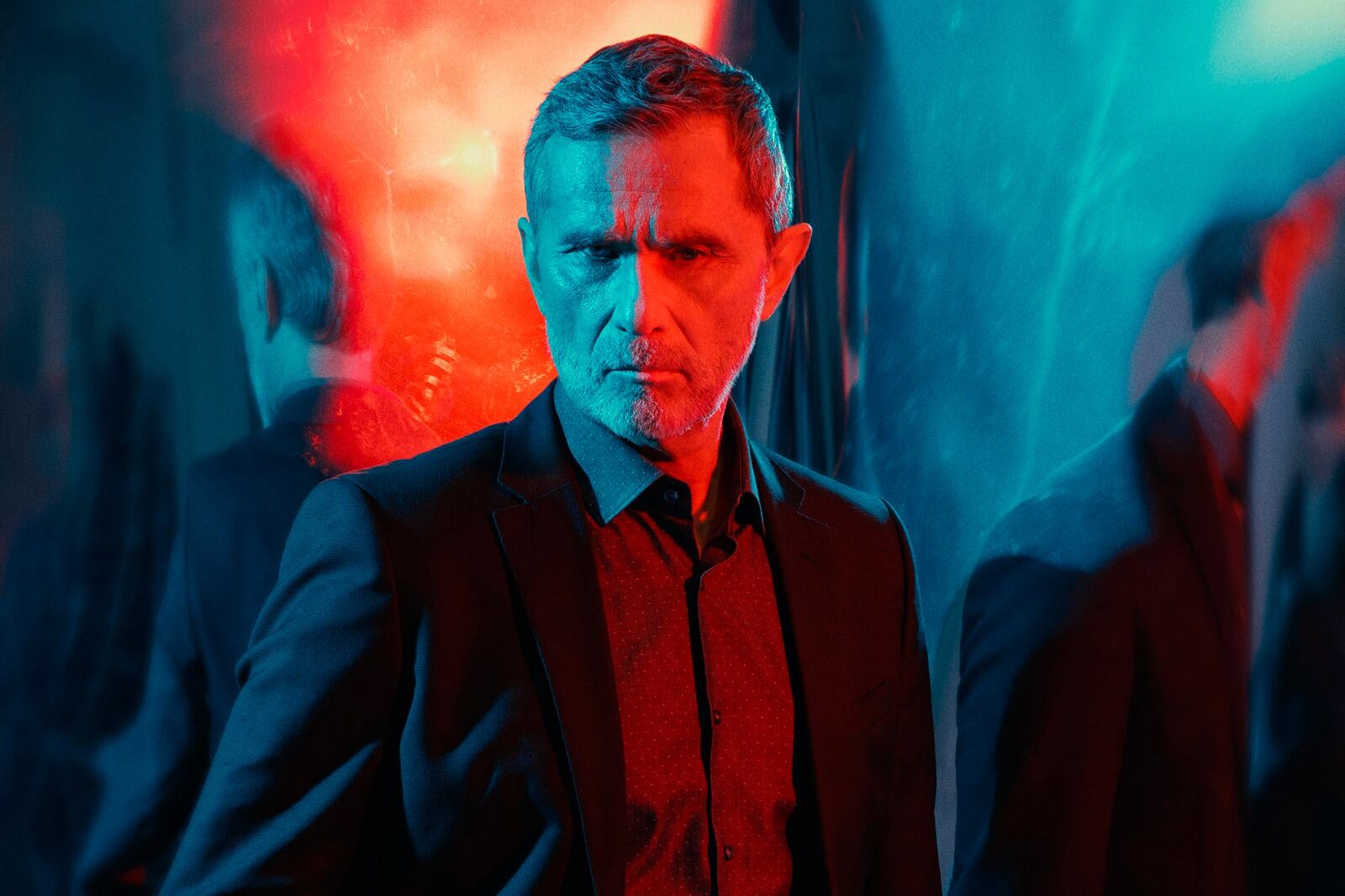 El mexicano Humberto Zurita le aporta un tono intrigante a la realización. 