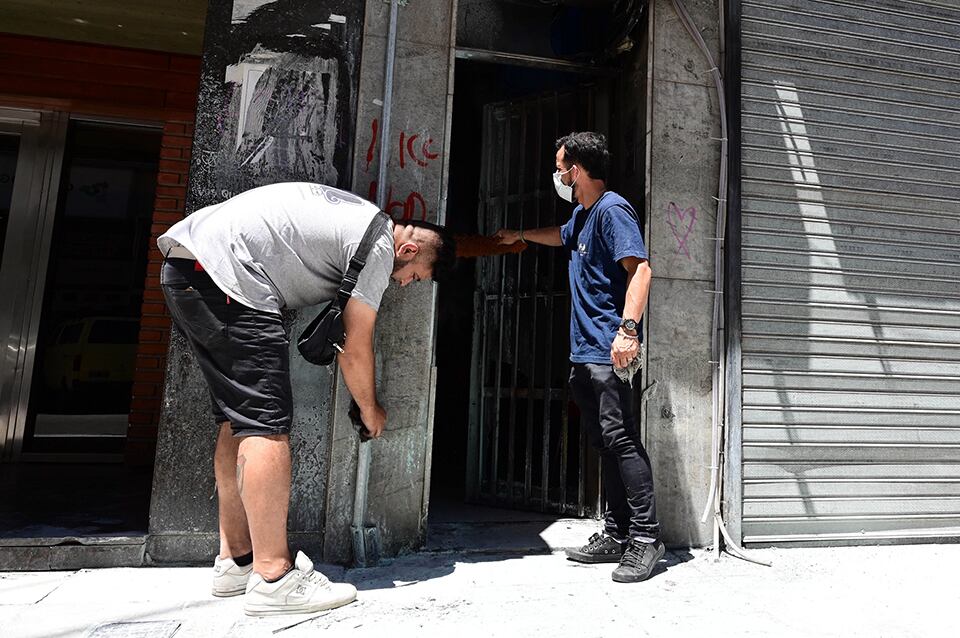 En la Secretaría de Niñez estalló el vidrio de la puerta de ingreso.