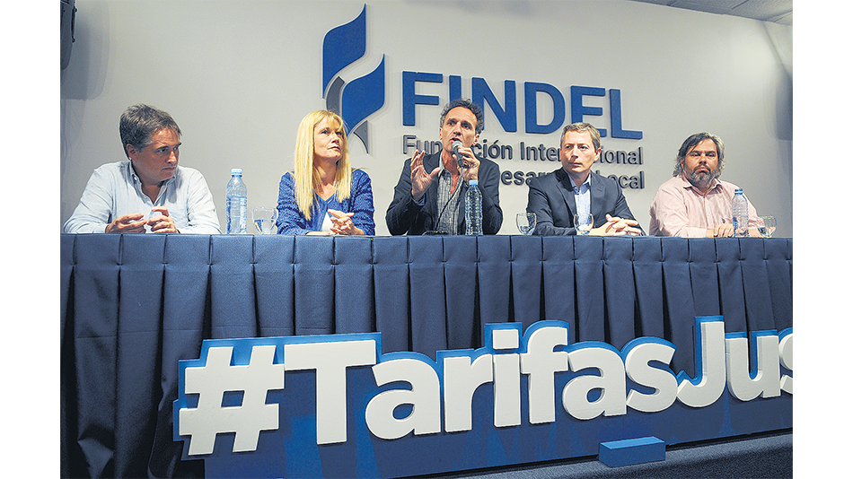 Gabriel Katopodis (San Martín) en el micrófono, entre Verónica Magario (La Matanza) y Fernando Gray (E. Echeverría). Intendentes contra el tarifazo.