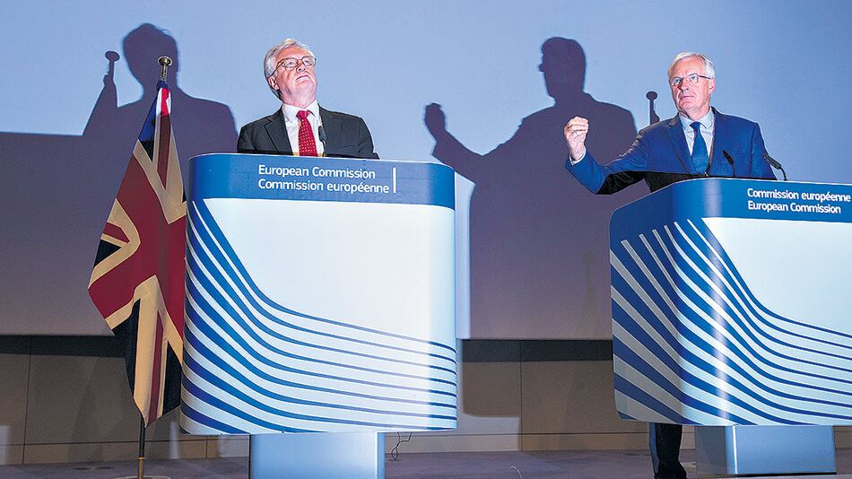 La libra volvió a caer, esta vez un 0,6 por ciento, con la conferencia de prensa de Davis y Barnier.