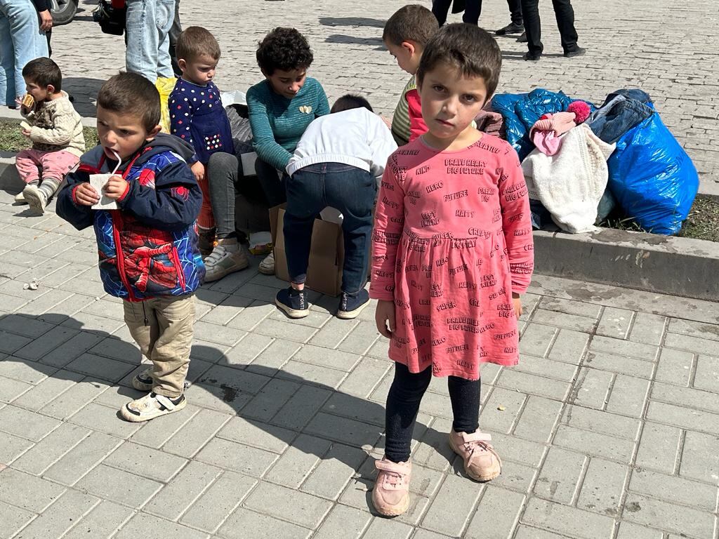 Las veredas de Goris se llenaron de niños que almuerzan lo que los colaboradores les dan y siguen camino hacia su próximo destino. (Foto:Araz Hadjian)