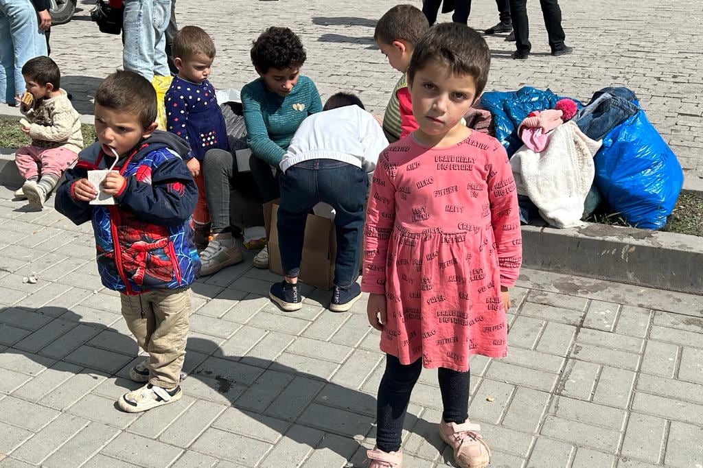 Las veredas de Goris se llenaron de niños que almuerzan lo que los colaboradores les dan y siguen camino hacia su próximo destino. (Foto:Araz Hadjian)