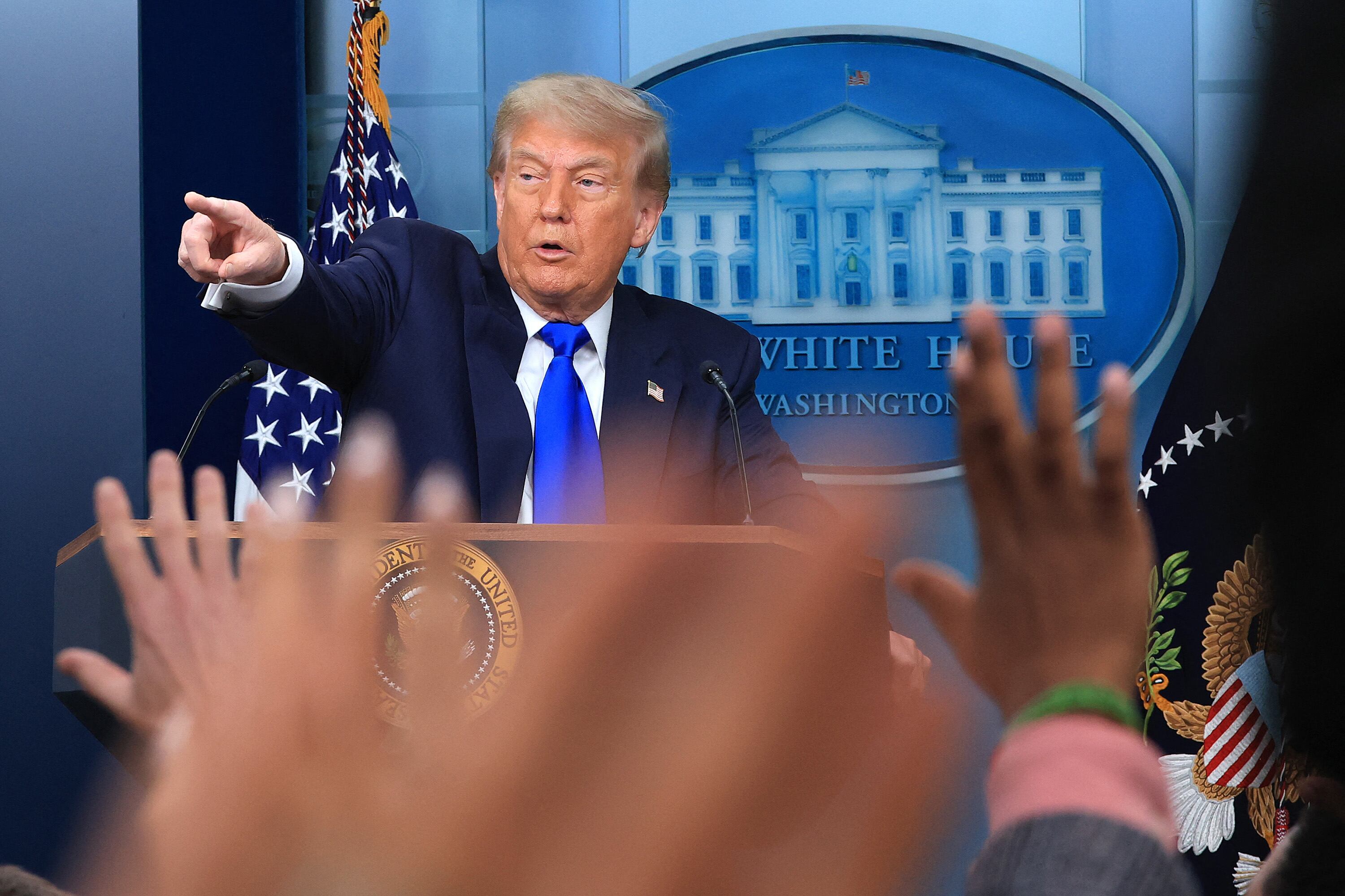 "Irán e Israel están exhaustos. ¿Sabes en qué están pensando? Piensan en el mañana, en intentar vivir", dijo Trump