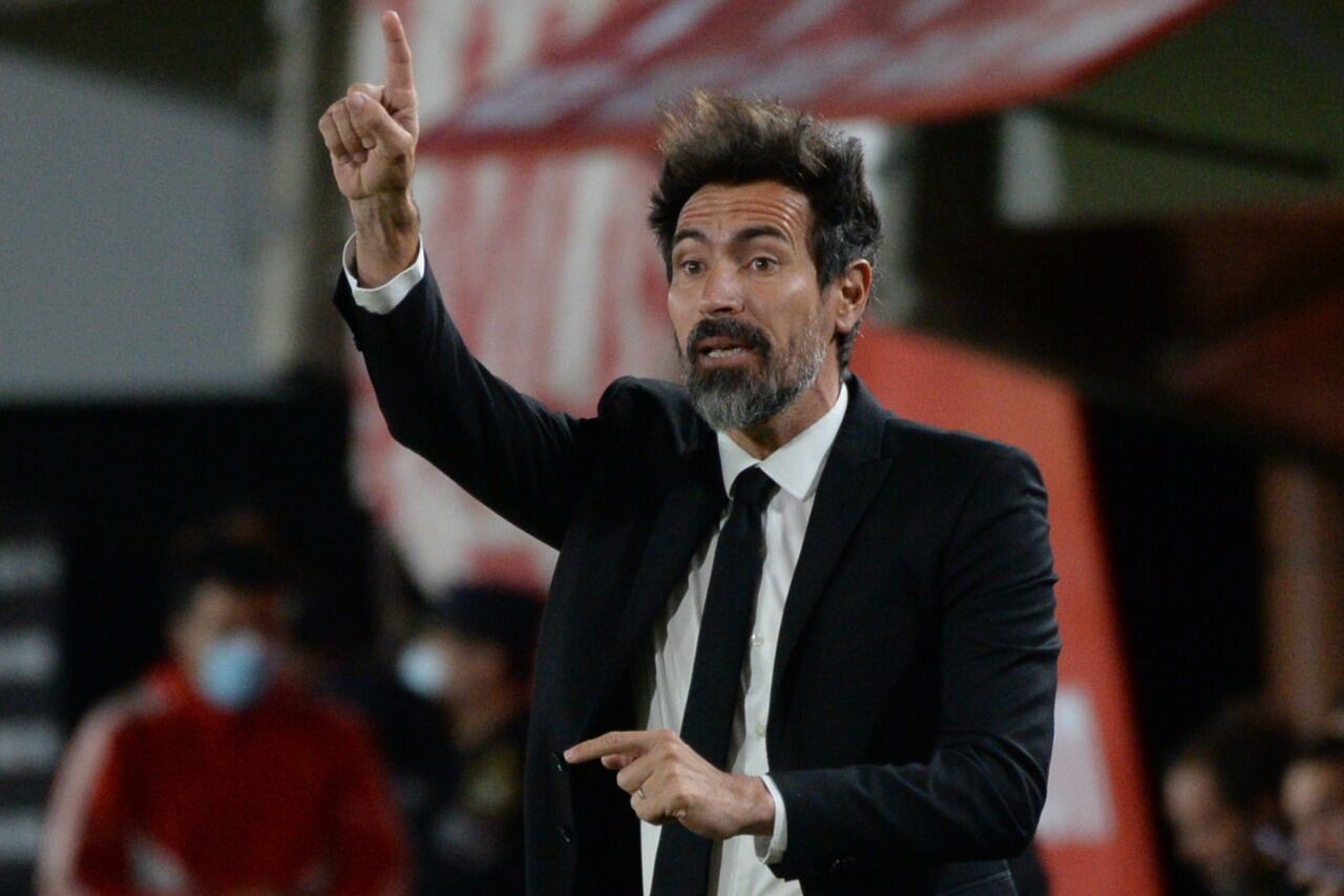 Eduardo Domínguez lleva 3 triunfos, 7 empates y 3 caídas en el Rojo