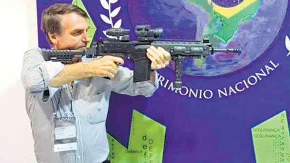 Bolsonaro, un hombre de armas llevar, propuso fusilar ladrones en Brasil.