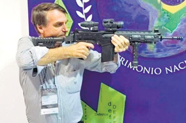 Bolsonaro, un hombre de armas llevar, propuso fusilar ladrones en Brasil.