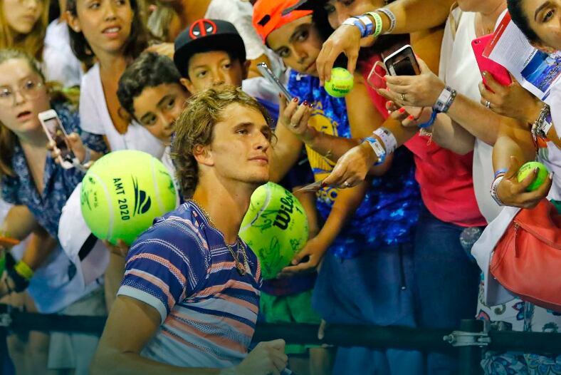 Zverev, rodeado de espectadores.