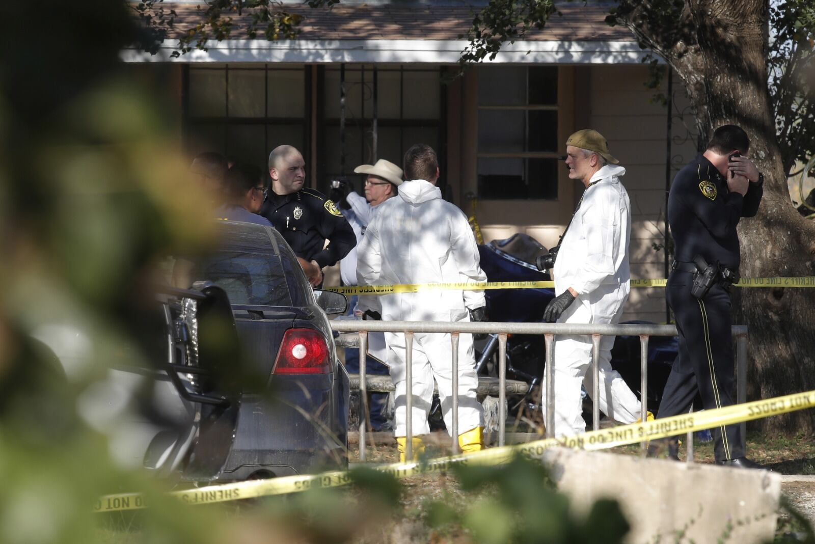 Peritos forenses trabajan en la escena de la masacre de Sutherland Springs.