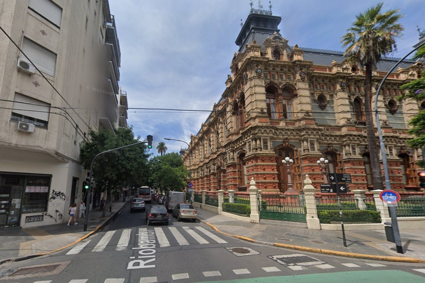 La esquina donde cayó la jubilada de 87 años que murió por un golpe en la cabeza en Balvanera, ciudad de Buenos Aires.