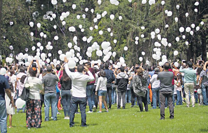 La suelta de globos blancos, un momento de tensión y lágrimas.