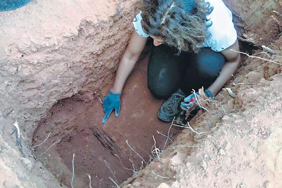 El gobierno catalán recuperó los restos óseos de una fosa de la dictadura en el cementerio de Tremp.