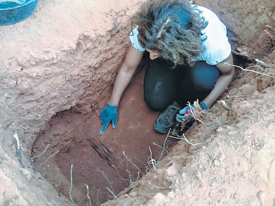 El gobierno catalán recuperó los restos óseos de una fosa de la dictadura en el cementerio de Tremp.