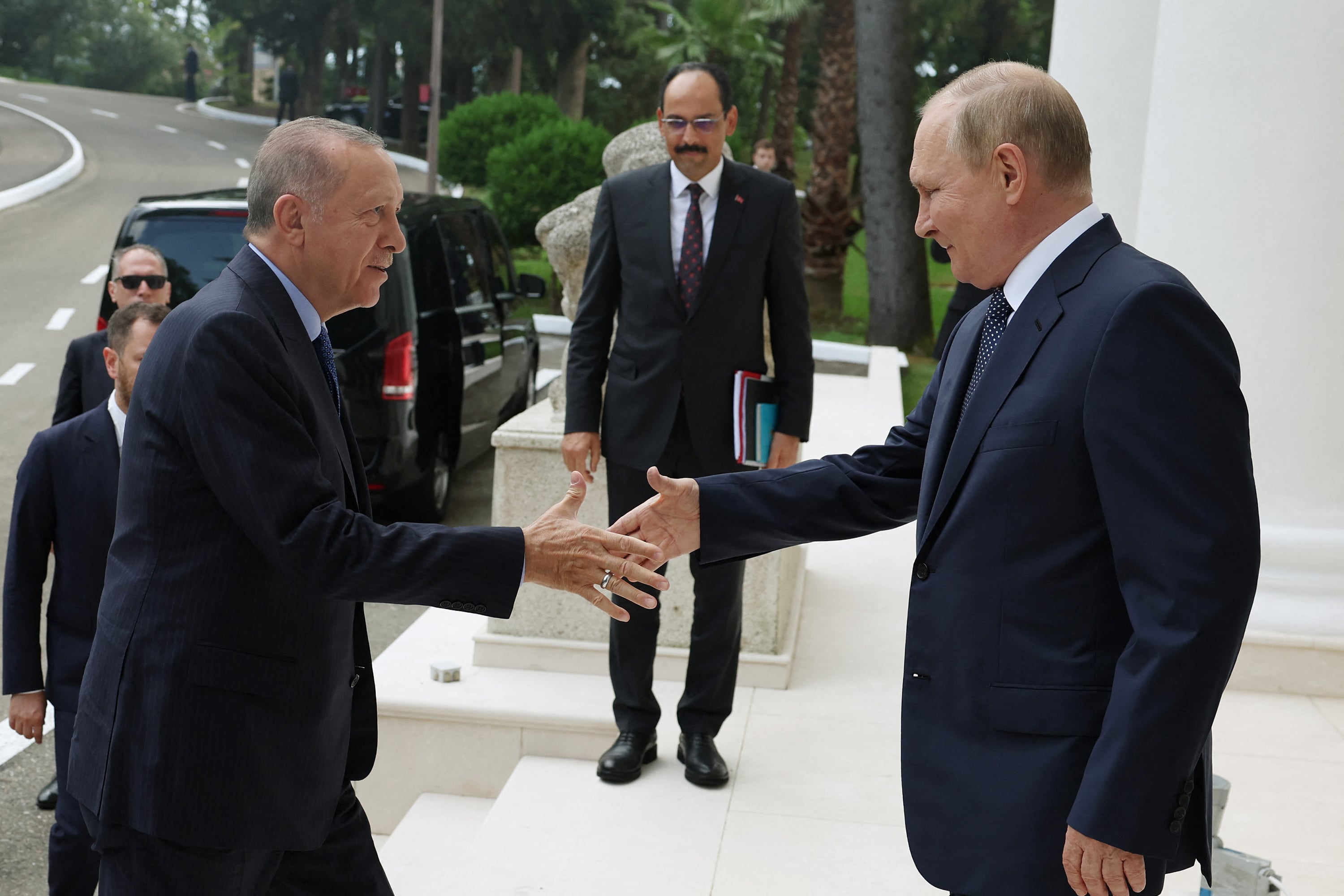 Erdogan y Putin se saludan este viernes en Sotchi, en su segundo encuentro en un mes. 