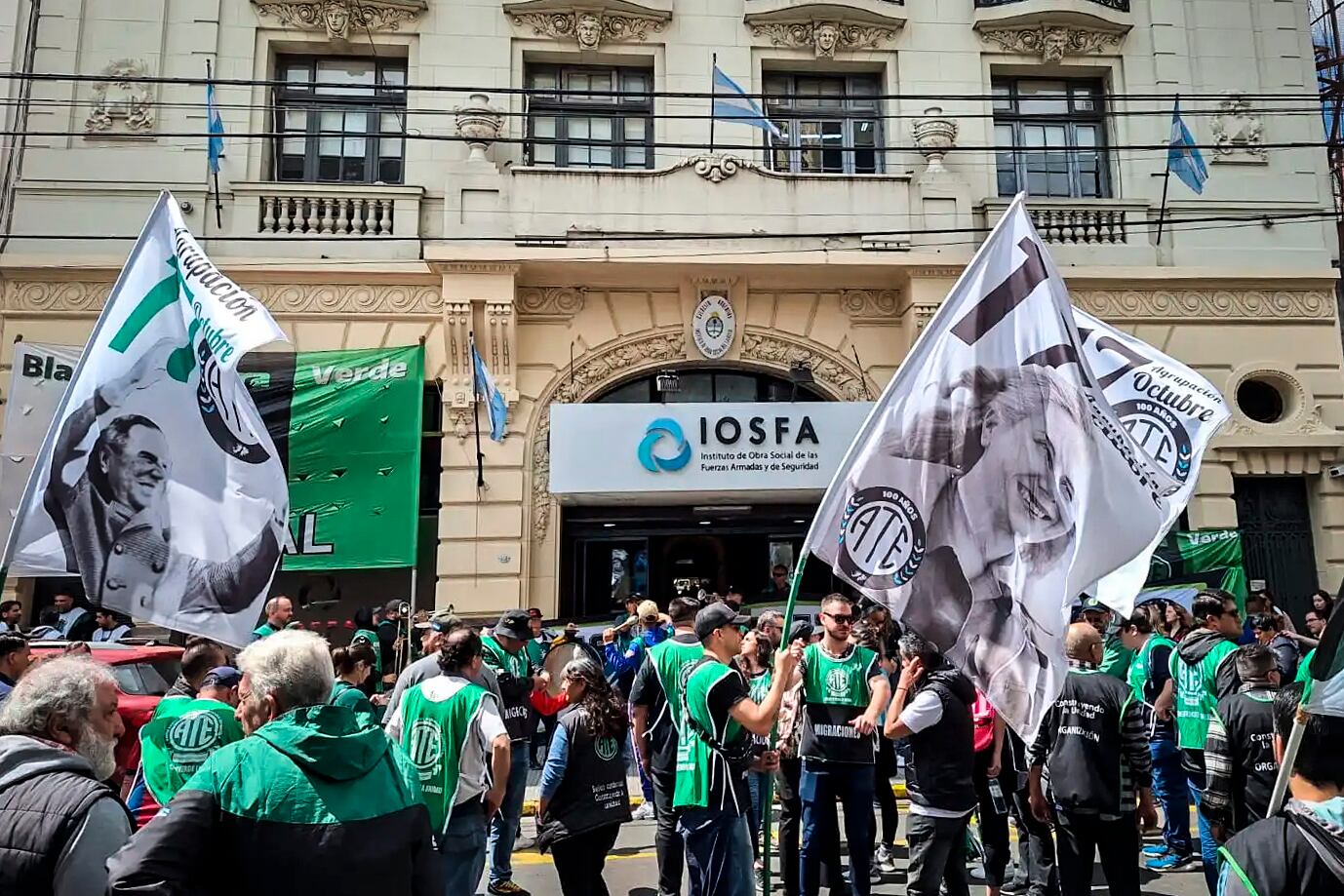 Manifestación frente al edificio de Iosfa.