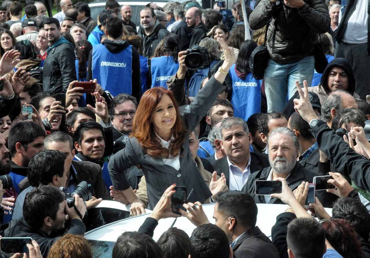 Cristina Kirchner, a diferencia de Mauricio Macri, fue respaldada por una multitud cuando fue citada a indagatoria.
