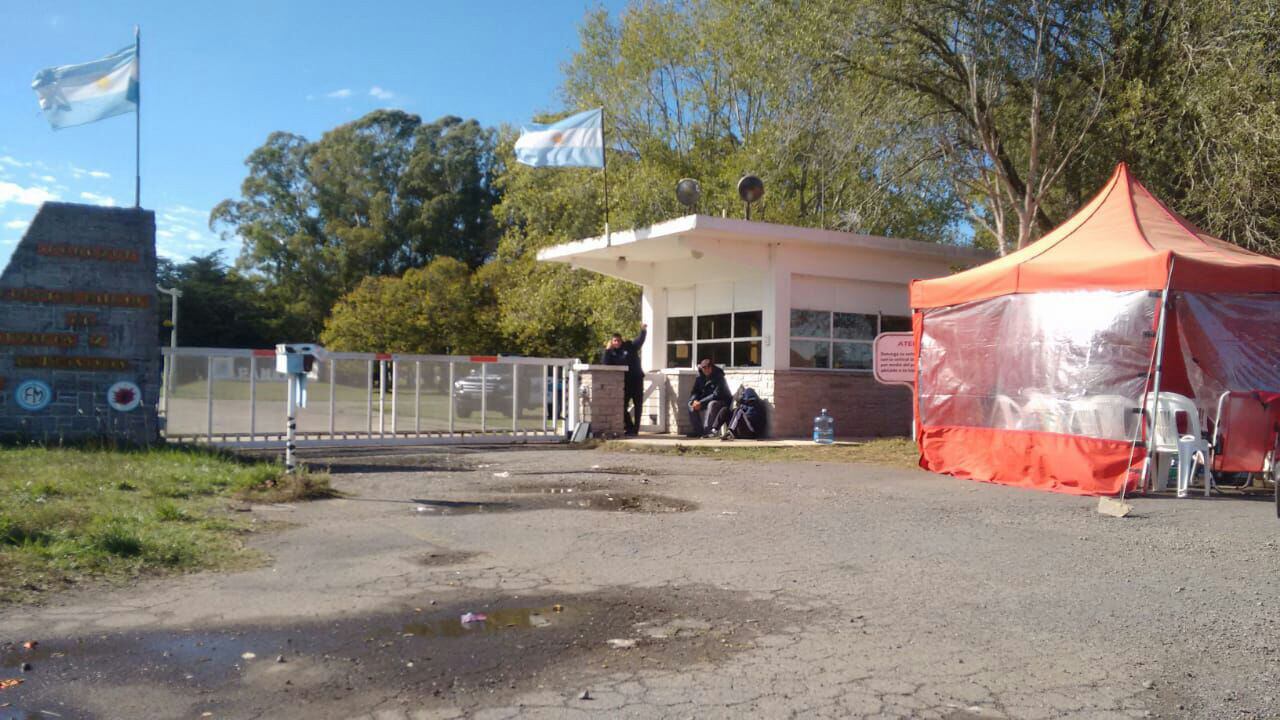 Uno de los accesos de Fanazul bloqueado por los trabajadores.