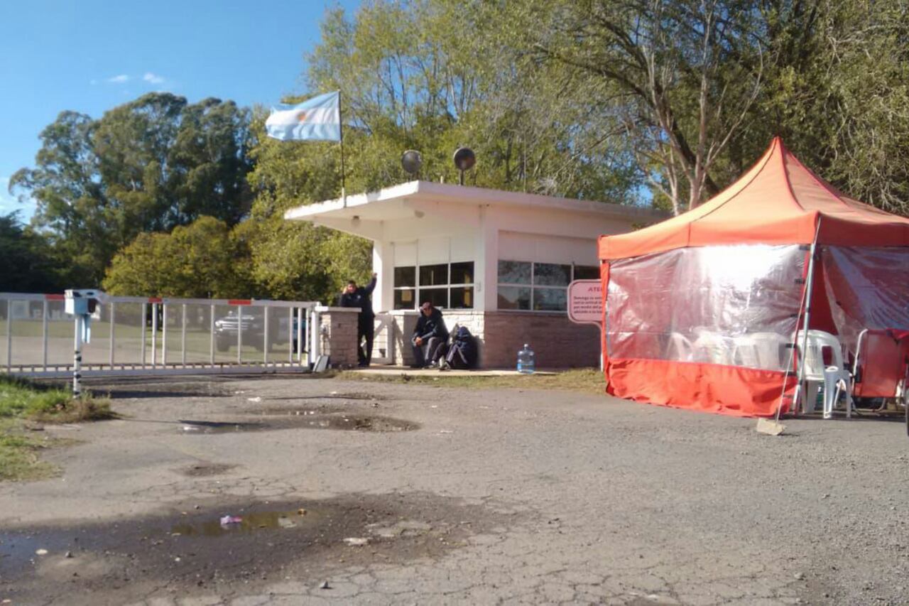 Uno de los accesos de Fanazul bloqueado por los trabajadores.