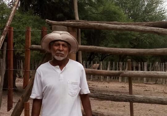 René Segovia, frente a los corrrales de su puesto.