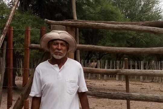 René Segovia, frente a los corrrales de su puesto.