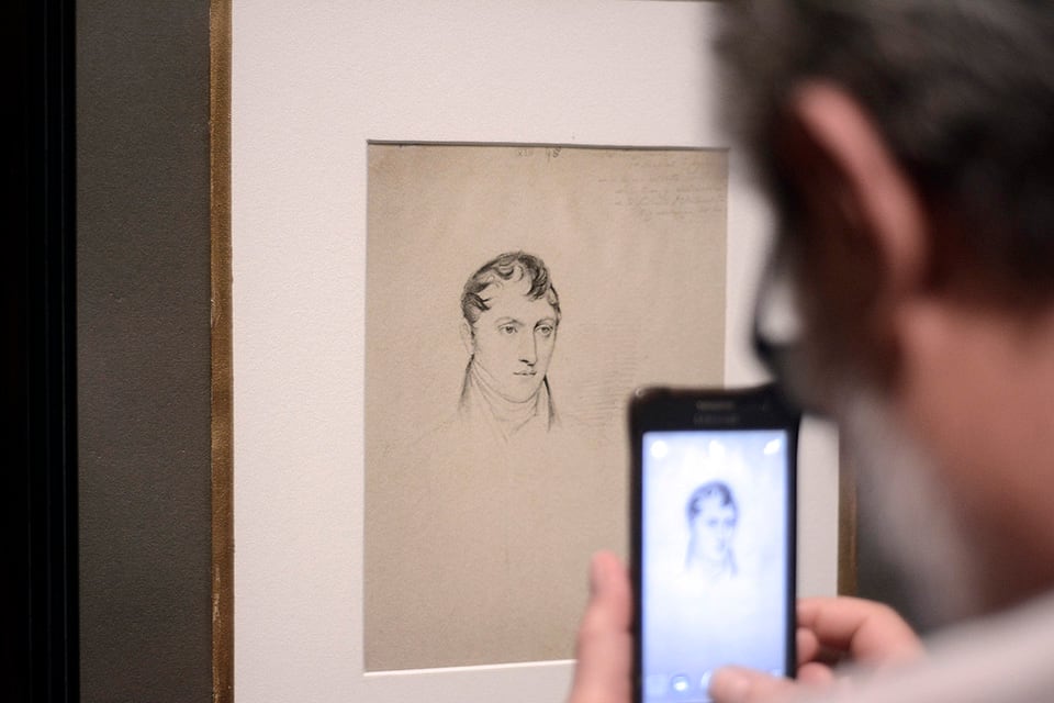 1) Espectador fotografiando el retrato de Belgrano a lápiz por Rugendas (fecha: 1845) 