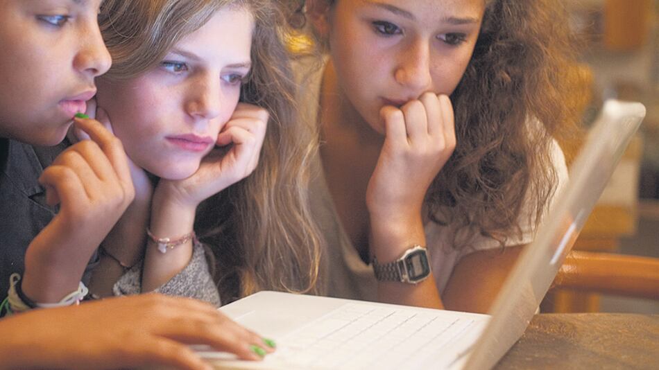 El prejuicio dice que los adolescentes no leen, pero el informe corrige ese dato: leen en la red.