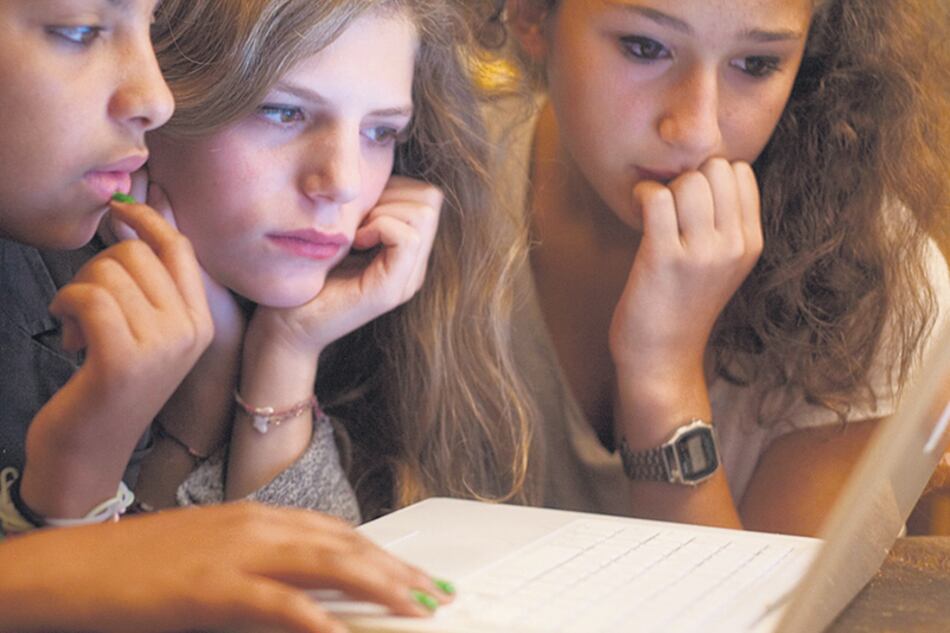 El prejuicio dice que los adolescentes no leen, pero el informe corrige ese dato: leen en la red.